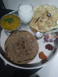 કાઠિયાવાડી દેશી ખાણું ખાટાં મગ અને બાજરા નો રોટલો રેસીપી મુખ્ય ફોટો