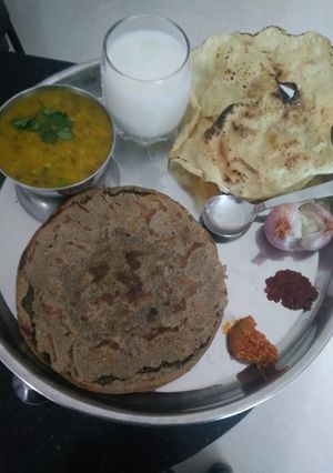 કાઠિયાવાડી દેશી ખાણું ખાટાં મગ અને બાજરા નો રોટલો રેસીપી મુખ્ય ફોટો