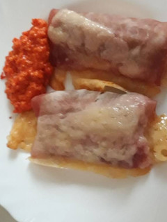Una foto de Pencas rellenas de queso y envueltas en jamón de York