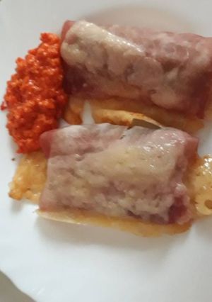 Una foto de Pencas rellenas de queso y envueltas en jamón de York