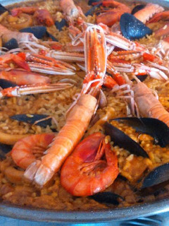 Una foto de Paella de marisco