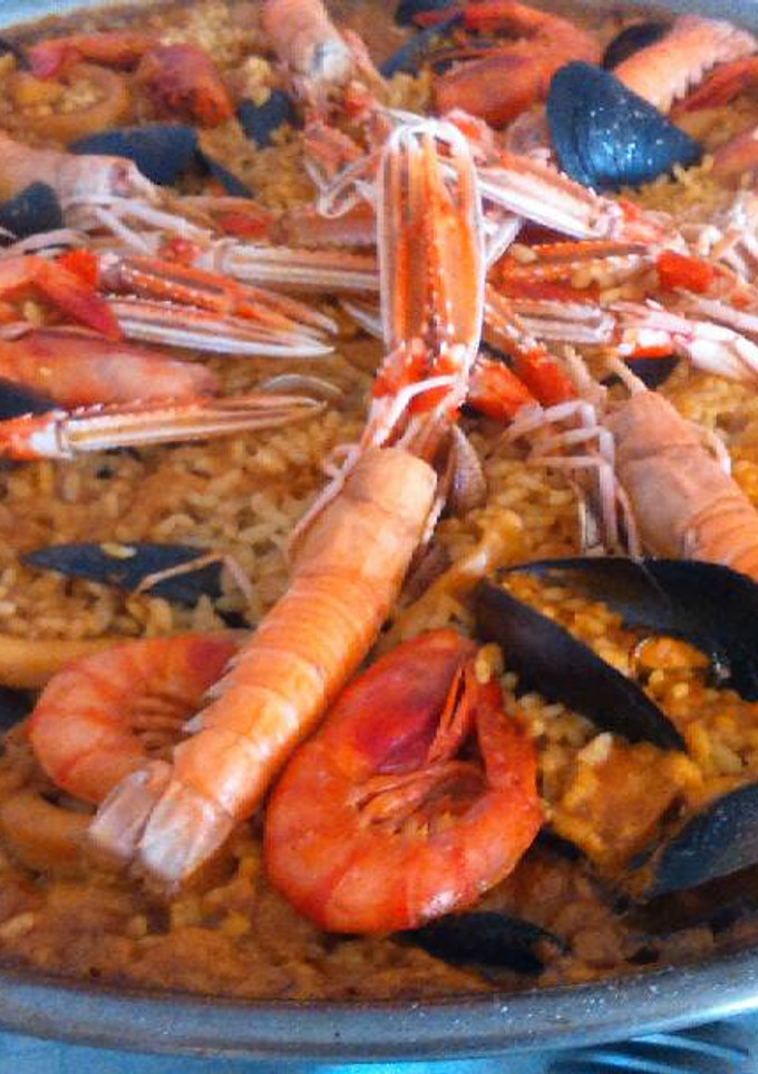 Una foto de Paella de marisco