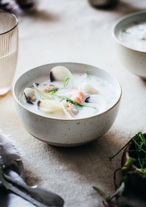 Una foto de Clam Chowder / Crema de Almejas