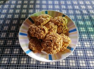 Una foto de Galletas de avena Quaker y trozos de manzana
