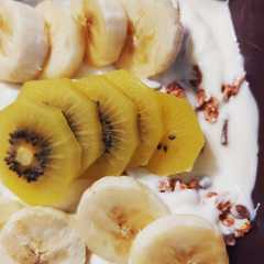 A picture of Yaourt grecque accompagné de fruits.