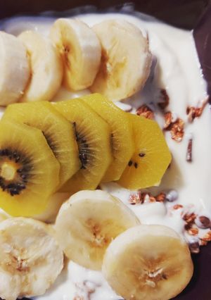 Une photo de Yaourt grecque accompagné de fruits