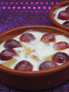 Una foto de Plátano con uvas y yogurt