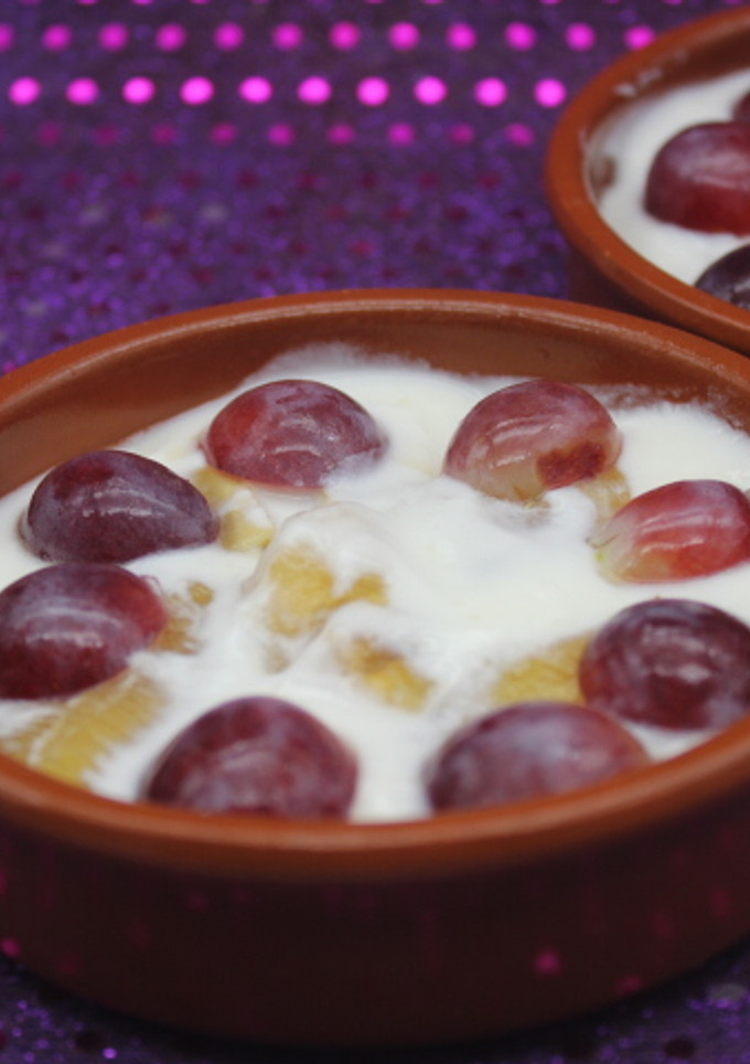 Una foto de Plátano con uvas y yogurt