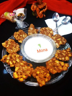 सिंघाड़े के आटे की पकौड़ी (singhare ki aate ki pakodi recipe in Hindi) रेसिपी मुख्य फोटो