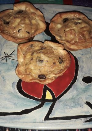 Una foto de Canastitas de Cebolla, Aceitunas Negras, Panceta y Doble Queso