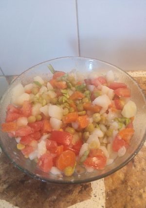Una foto de Ensalada de arveja, zanahoria y tomate