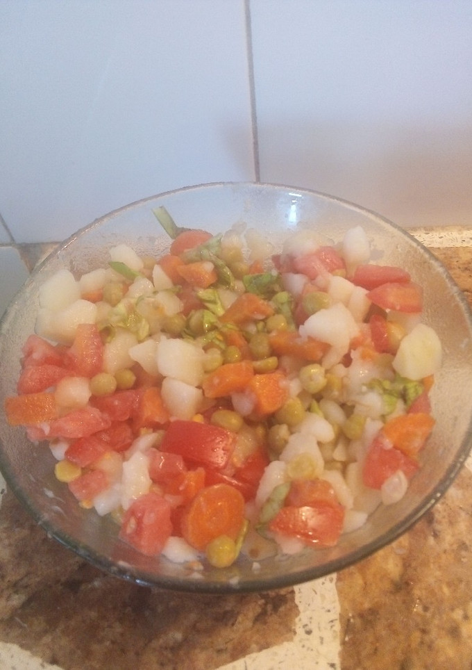 Una foto de Ensalada de arveja, zanahoria y tomate