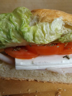 Una foto de Bocadillo de jamón de pollo, queso fresco y vegetales para dieta
