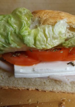 Foto principal de Bocadillo de jamón de pollo, queso fresco y vegetales para dieta