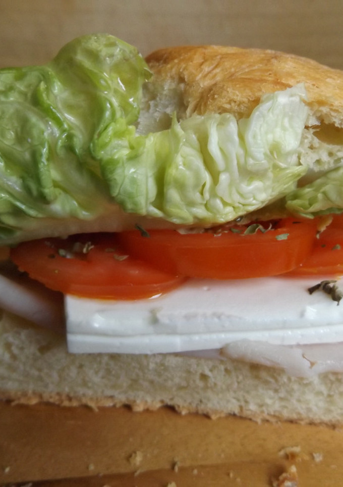 Una foto de Bocadillo de jamón de pollo, queso fresco y vegetales para dieta
