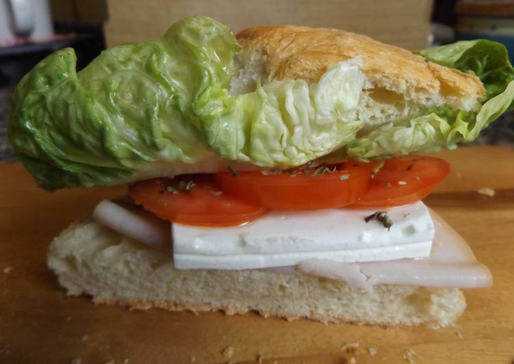 Bocadillo de jamón de pollo, queso fresco y vegetales para dieta