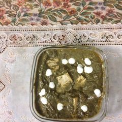 A picture of Palak with tofu paneer.