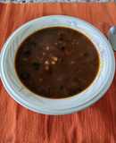 Sopa de garbanzos, frijoles, maíz y chipotle