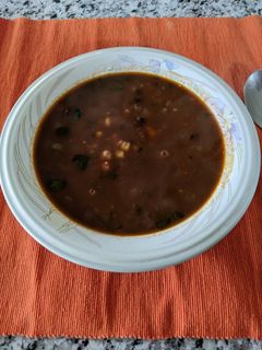 Una foto de Sopa de garbanzos, frijoles, maíz y chipotle