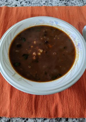 Una foto de Sopa de garbanzos, frijoles, maíz y chipotle