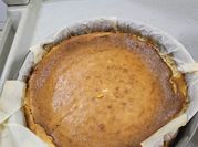 Una foto de tostada huevo queso