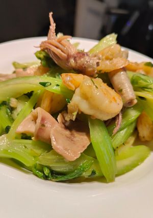 Hình của món Cần tây xào hải sản.