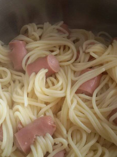 Una foto de Espaguetis con salchichas (Salchigheti) :)