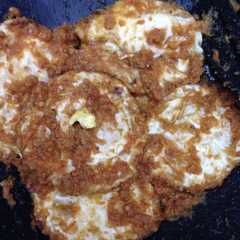 A picture of Telur ceplok sambal udang kering pedasss.