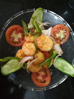 A picture of Steamed prawn salad.