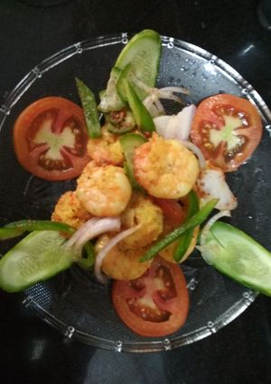A picture of Steamed prawn salad.