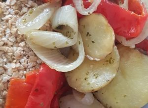 Una foto de Verduras al horno con papel aluminio