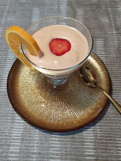 Una foto de Mousse de naranja y fresas 🍓