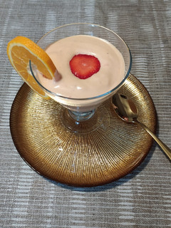 Una foto de Mousse de naranja y fresas 🍓