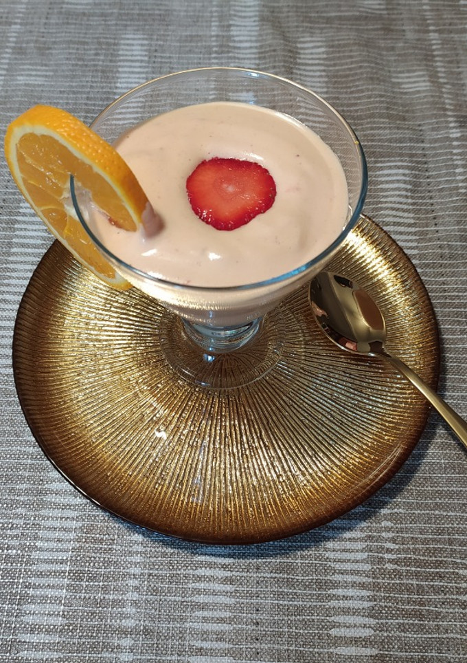 Una foto de Mousse de naranja y fresas 🍓
