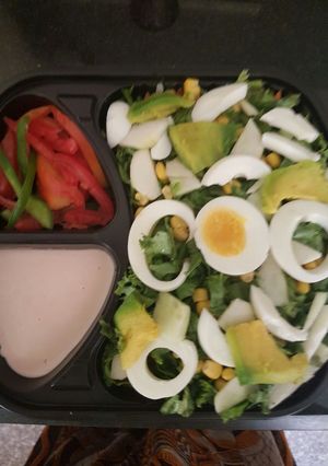 A picture of Egg and pear 🍐 salad.