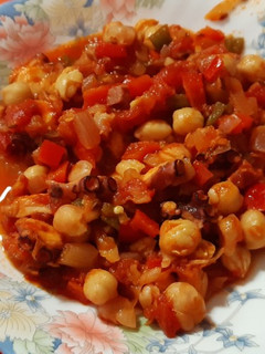 Una foto de Garbanzos con pulpo y taquitos de jamón
