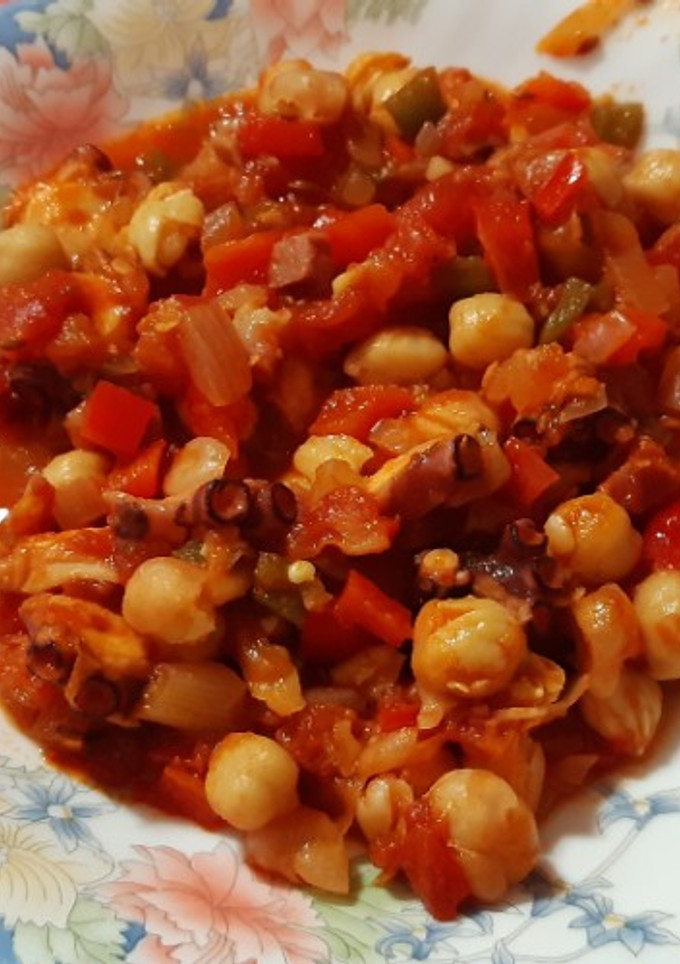Una foto de Garbanzos con pulpo y taquitos de jamón