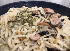Gambar Udon creamy dengan cendawan shitake dan olive ehh sosej sekali