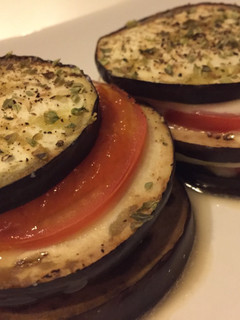 Una foto de Milhoja de berenjena, mozzarella y tomate