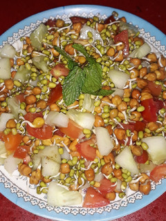 मूंग चना स्प्राउट्स (Moong chana sprouts recipe in hindi) रेसिपी मुख्य फोटो