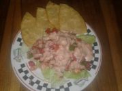 Una foto de coctel de marisco salsa rosa
