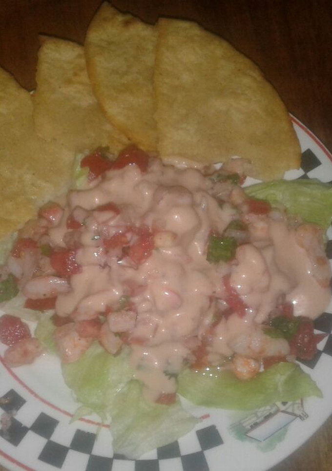 Una foto de Cóctel de camarones en salsa rosa