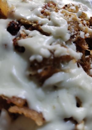 Una foto de Chilaquiles de chorizo con pollo