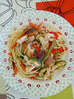 Una foto de Spaghetti con verduras y pollo