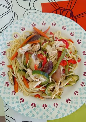 Una foto de Spaghetti con verduras y pollo