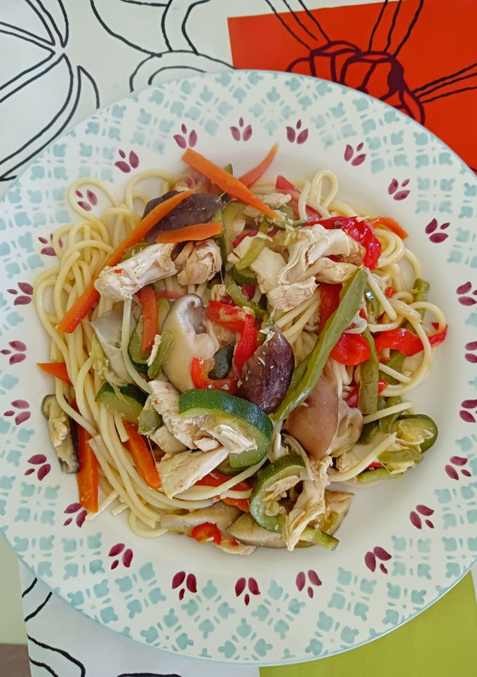 Una foto de Spaghetti con verduras y pollo