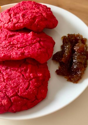 Una foto de Hamburguesas de judía y remolacha con cebolla caramelizada para niños