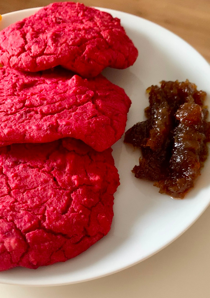 Una foto de Hamburguesas de judía y remolacha con cebolla caramelizada para niños