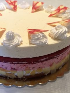 Ribizli-fehércsoki mousse torta recept fotója