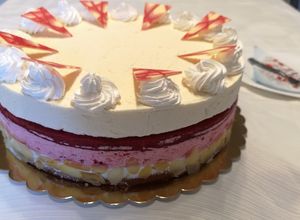 Ribizli-fehércsoki mousse torta recept fotója